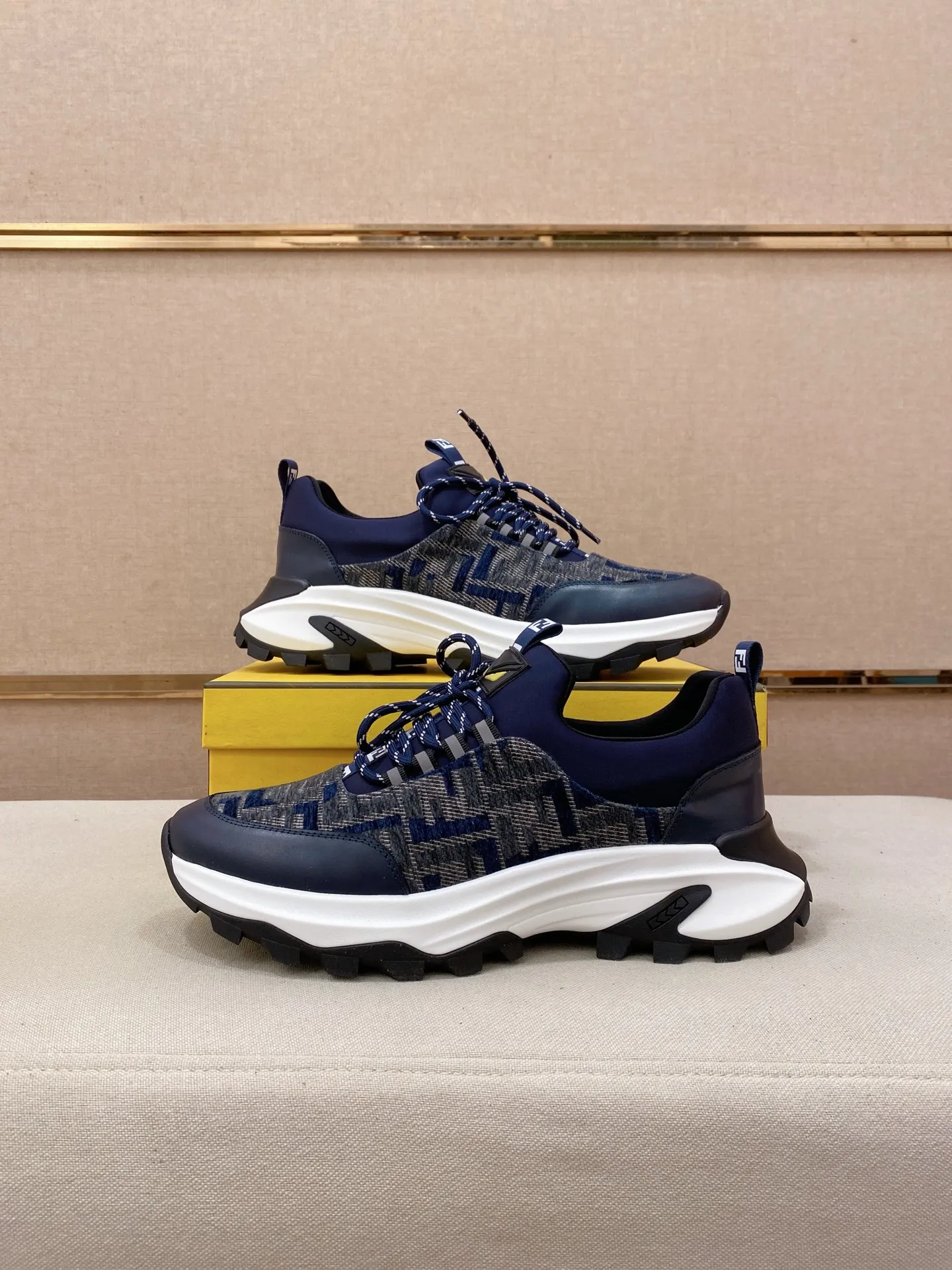 Men's shoes 💰 462💰 (fendi) New style 👊🏻 upper 🇮🇹 imported cowhide fabric 🇩🇪 lining imported sheepskin lining. The original outsole is molded to highlight the identity of every man, and the upper foot is elegant and stable🚶🏻🚶🏻The high-end custom counters reproduce the original version📯No matter the wind or rain, the shoe last remains unchanged and can withstand the verification of time🔍️,🔵 Size: 38-44